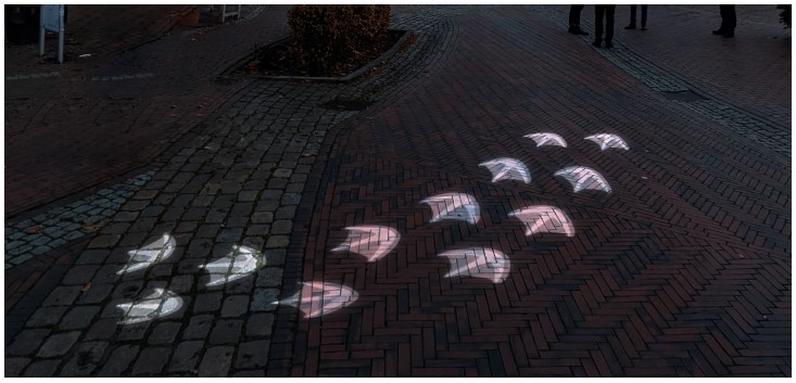 Ganterspuren - Projizierte Ganterspuren sollen den Weg in die Innenstadt weisen.